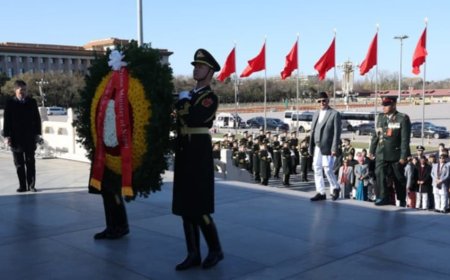 प्रधानमन्त्री ओलीद्वारा चिनियाँ जनक्रान्तिका सहिदका स्मारकमा पुष्प हार अर्पण ( तस्बिर : प्रधानमन्त्रीको सचिवालय )