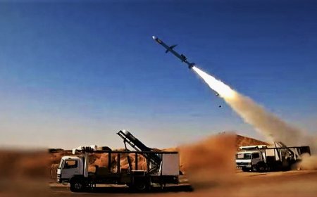 इरानद्वारा नयाँ ब्यालेस्टिक क्षेप्यास्त्र प्रदर्शन ( तस्बिर - एएफपी )