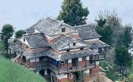 ऐतिहासिक नौ मुखे घर