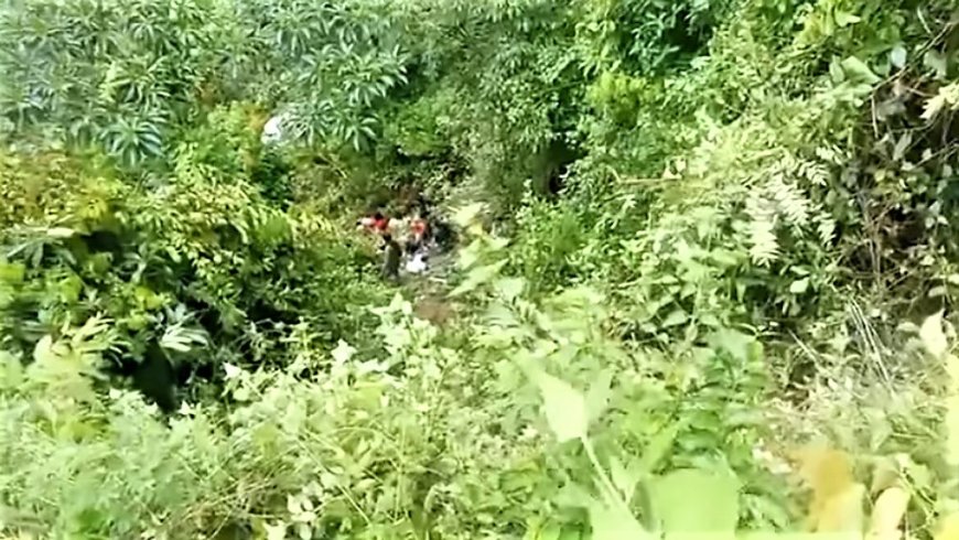 हलेसीबाट तिर्थालु बोकेर फर्किँदै गरेको विङ्गर गाडी  दुर्घटना