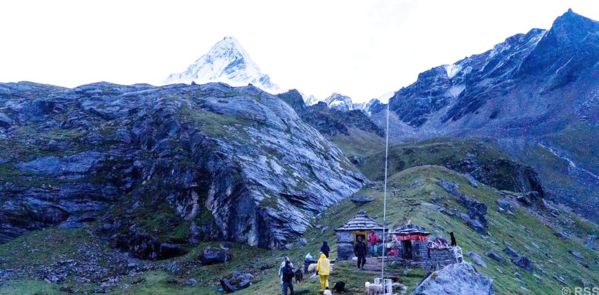 खयरथान र वराह शिखर हिमाल । तस्बिर : सन्तोष गौतम/रासस