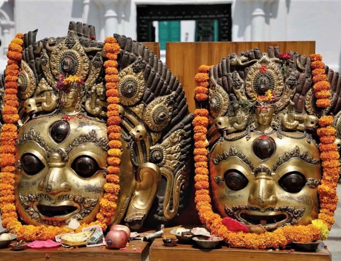 ३० वर्षपछि स्वदेश फर्किए दोलखाका आकाश भैरवका अमूल्य मुकुण्डो