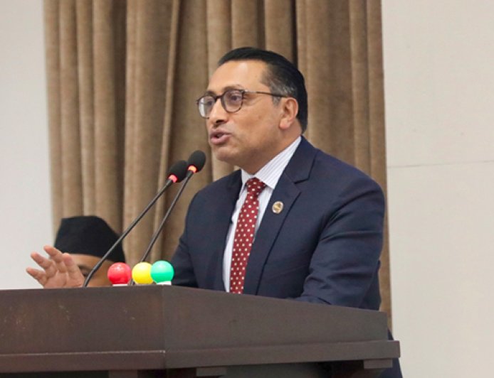 नेपालमा पेट्रोलियम पदार्थको मूल्य घट्न अझ केही समय लाग्छ : अर्थमन्त्री वाग्ले
