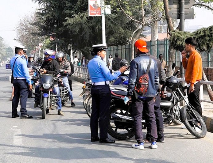 ट्राफिक नियम उल्लंघन गर्ने १ हजार ५९२ सवारी कारवाहीमा