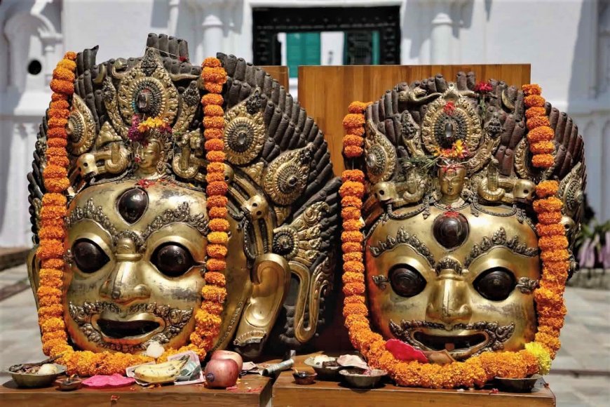 ३० वर्षपछि स्वदेश फर्किए दोलखाका आकाश भैरवका अमूल्य मुकुण्डो