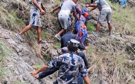 तस्बिरमा: कर्णाली नदीमा खसेको बसको खोजी जारी, एक जनाको शव फेला