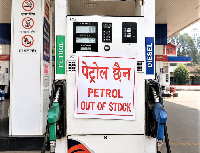 इन्धनको मूल्य घटेपछि निजी पेट्रोल पम्प बन्द, सुरक्षा निकायका पम्पमा लामो लाइन