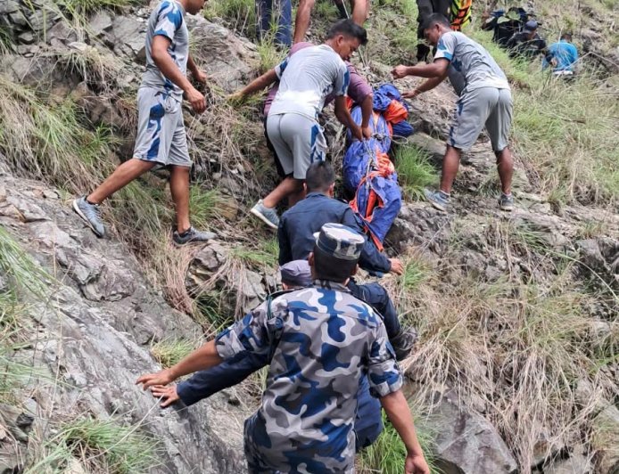 तस्बिरमा: कर्णाली नदीमा खसेको बसको खोजी जारी, एक जनाको शव फेला