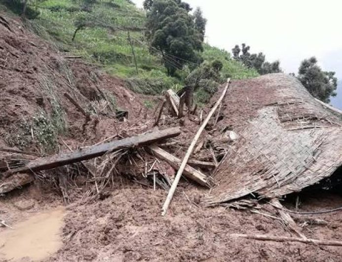 सुतिरहेको बेला पहिरो खस्दा आमाको मृत्यु, छोरी र नातिनी घाइते