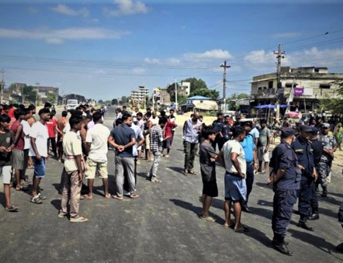 प्रधानमन्त्रीको राजीनामाको माग गर्दै नाराबाजी