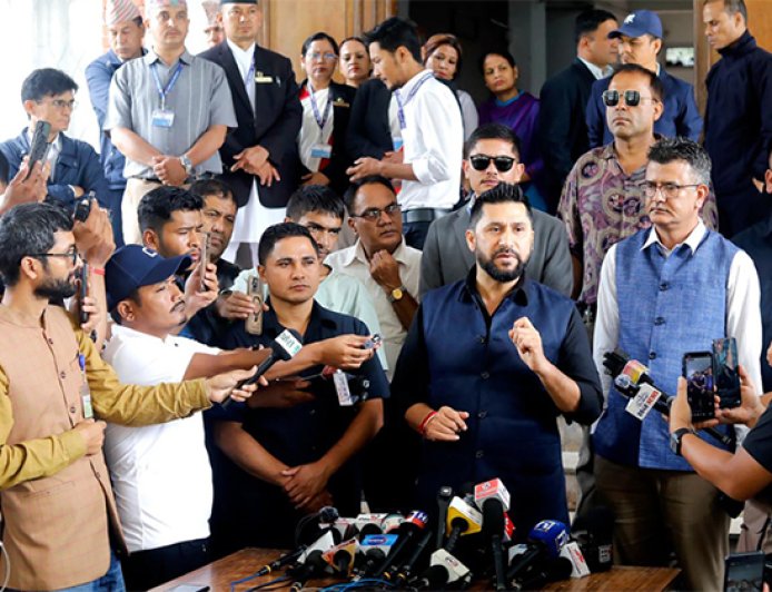 सर्वदलीय बैठकमा प्रधानमन्त्री र गृहमन्त्री आएनन् भन्ने प्रश्नमा सभापति लामिछानेले भने : वहाँहरुले आफ्नो काम गरिरहनु भएकै छ