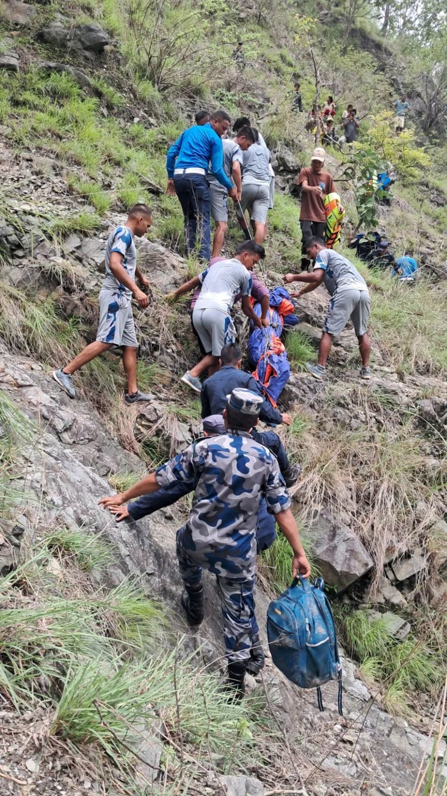 तस्बिरमा: कर्णाली नदीमा खसेको बसको खोजी जारी, एक जनाको शव फेला