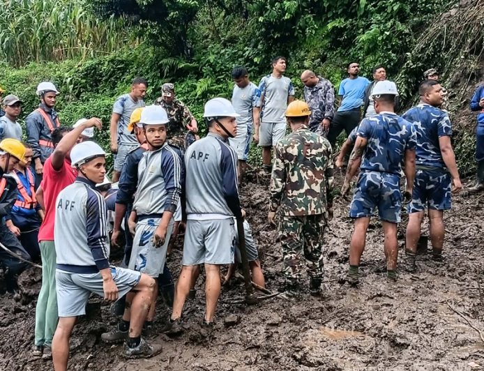 पहिरोको जोखिममा रहेका जाजरकोटका २ सय जनालाई विद्यालयमा सारियो (तस्विरसहित)