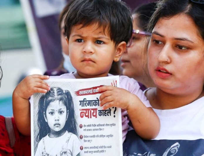 तीन वर्षीया गरिमालाई न्याय माग्दै काँकरभिट्टामा निकालियो र्‍याली
