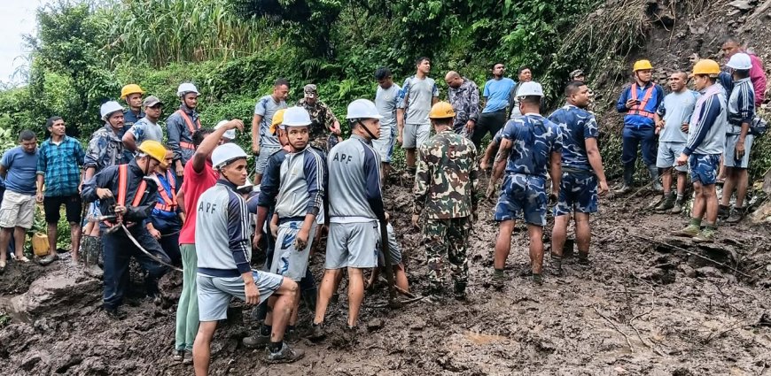 पहिरोको जोखिममा रहेका जाजरकोटका २ सय जनालाई विद्यालयमा सारियो (तस्विरसहित)