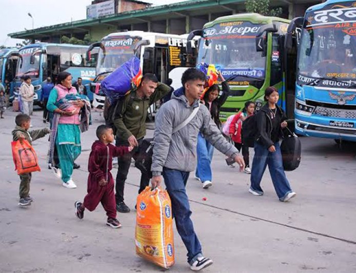 दशैँ मनाउन काठमाडौं छोड्‌नेको लर्को, दुई दिनमा बाहिरिए एक लाख यात्रु