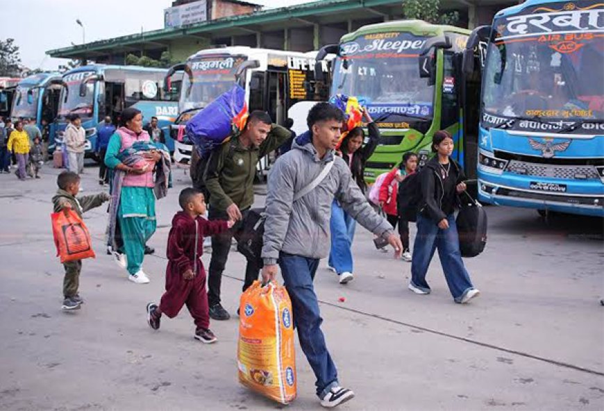 दशैँ मनाउन काठमाडौं छोड्‌नेको लर्को, दुई दिनमा बाहिरिए एक लाख यात्रु